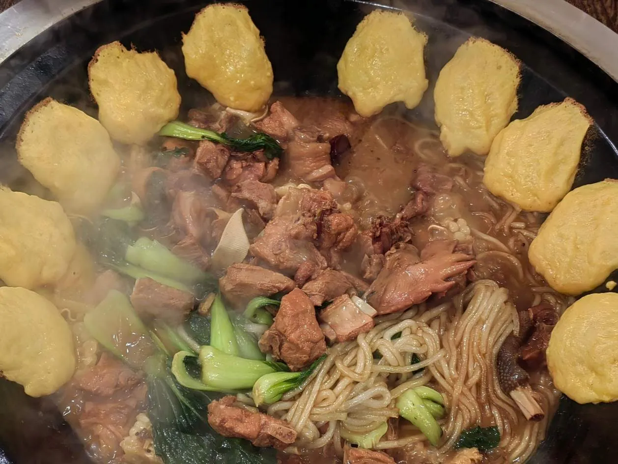 மேலாளர் ஆண்கள் போராடுபவர்களுக்கு கூடுதல் உணவை வழங்குகிறார்கள்