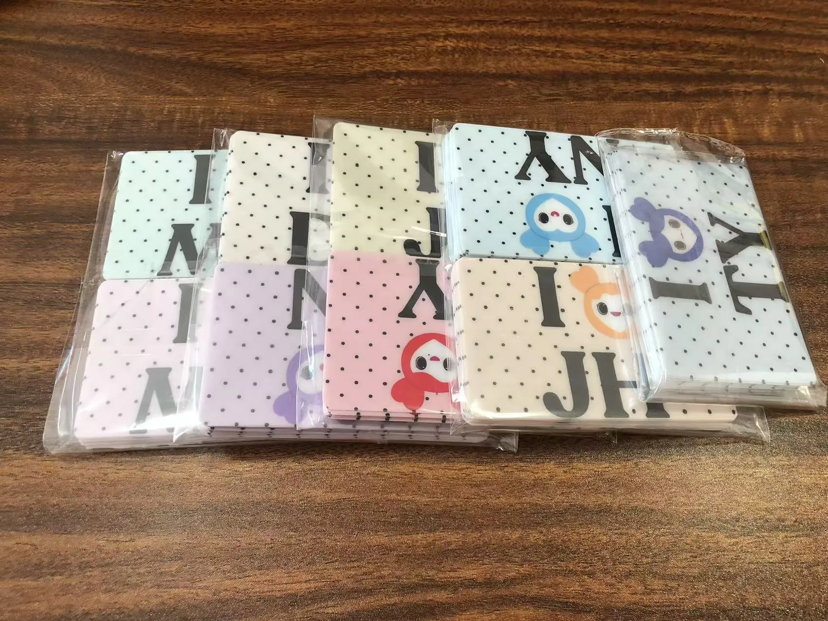 JOJO பேக் கிரெடிட் கார்டு கவர் ஸ்டிக்கர்களை அமெரிக்க வாடிக்கையாளர்களுக்கு அனுப்புகிறது