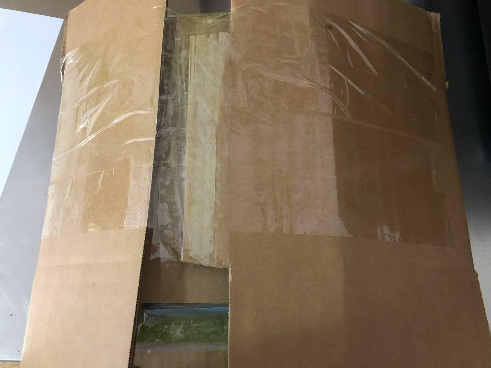 உகாண்டாவிற்கு கையடக்க குழந்தைகளின் ஸ்டிக்கர் புத்தகங்களை அனுப்புவதில் முன்னேற்றம்