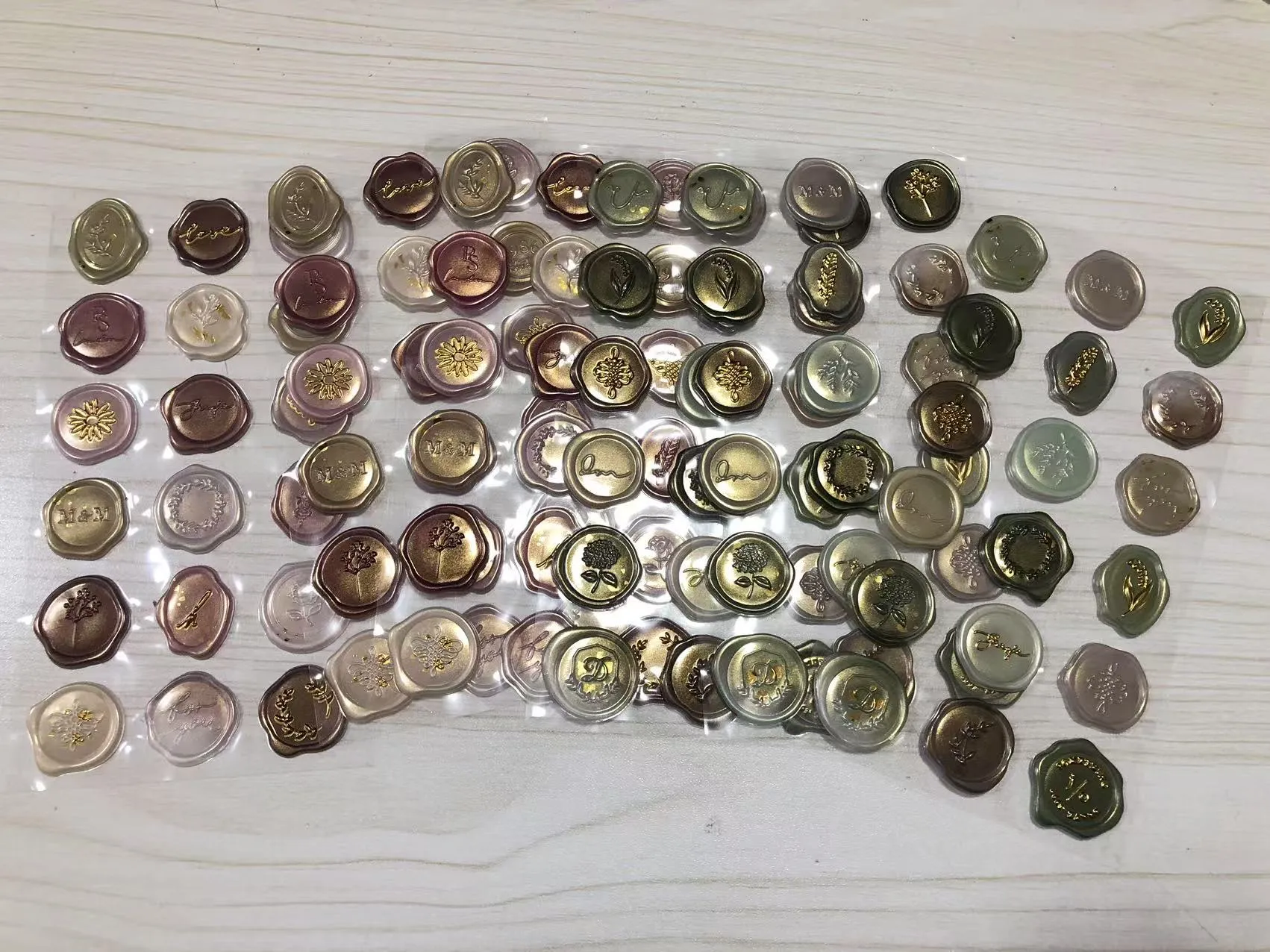 மெழுகு முத்திரை ஸ்டிக்கர்கள் அனுப்பப்பட்டுள்ளன