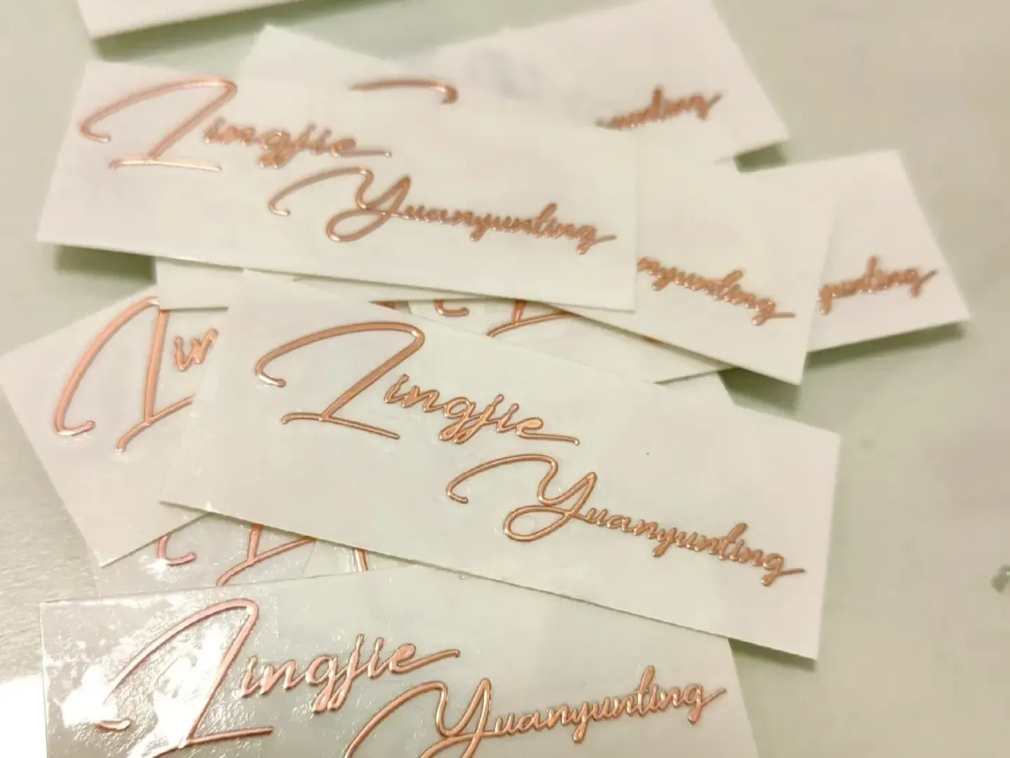 பரிமாற்ற ஸ்டிக்கர்களை அகற்ற முடியுமா?