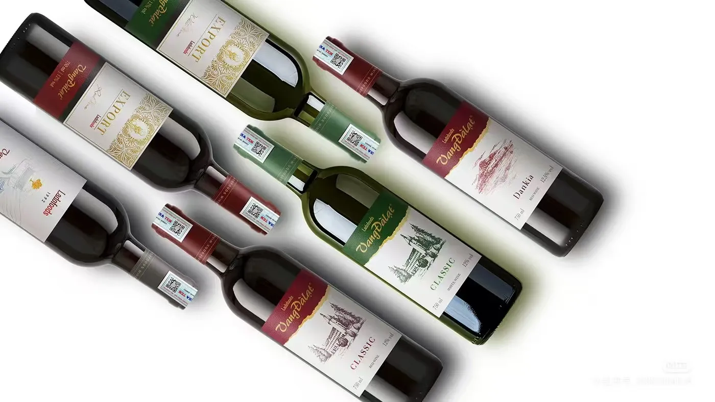 ஒயின் லேபிள்களுக்கு பொதுவாக என்ன நுட்பங்கள் பயன்படுத்தப்படுகின்றன?