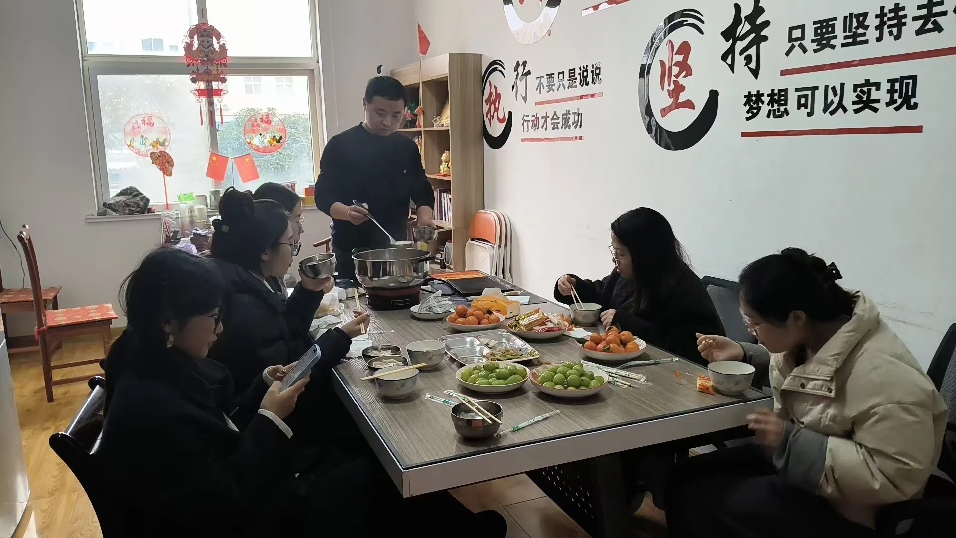 ஜோஜோ பேக், டாங்யுவானுடன் விளக்குத் திருவிழாவைக் கொண்டாடுகிறது