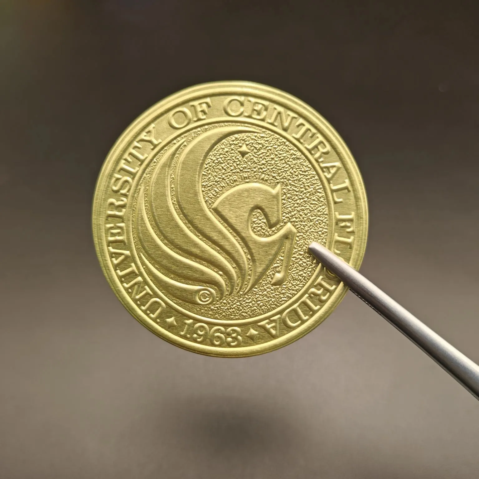 வட்ட படலம் பொறிக்கப்பட்ட ஒயின் லேபிள்கள்